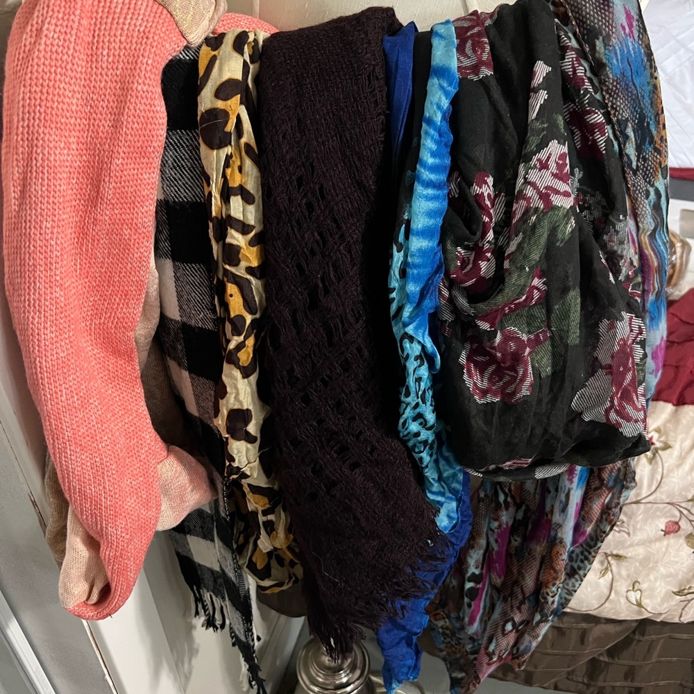 SEVEN (7) scarfs